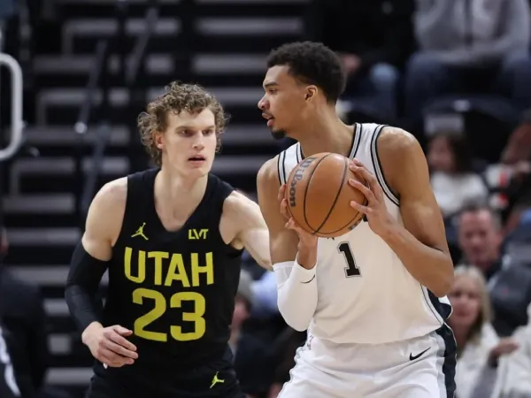 Victor Wembanyama (kanan) mencetak 19 poin dan lima blok saat San Antonio Spurs mengalahkan Utah Jazz 118-111 pada Rabu (27/3) malam. (Foto: AP)
