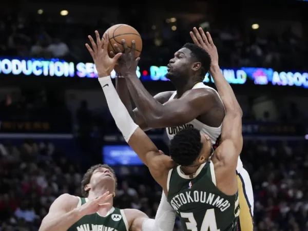 Zion Williamson (kanan) mencetak 28 poin saat New Orleans Pelicans mengalahkan Milwaukee Bucks 107-100 pada Kamis (28/3) malam. (Foto: AP)