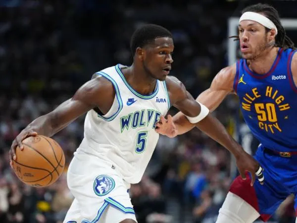 Anthony Edwards (kiri) mencetak 25 poin saat Minnesota Timberwolves menang 111-98 atas Denver Nuggets pada Jumat (29/3) malam. (Foto: AP)