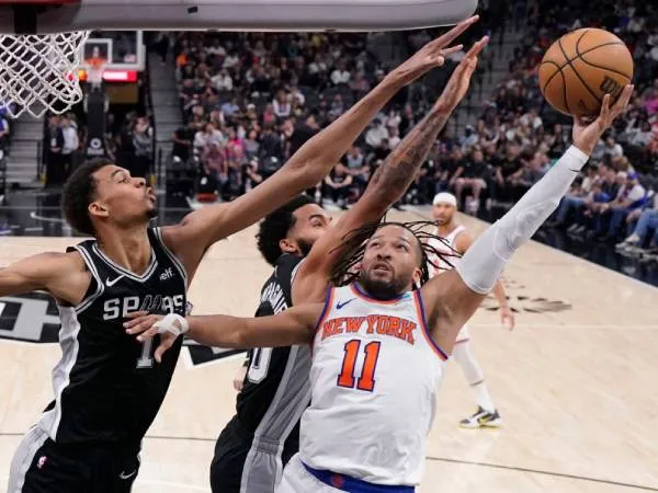 Jalen Brunson (kanan) mencetak 61 poin untuk New York Knicks saat kalah 130-126 dari San Antonio Spurs melalui babak overtime pada Jumat (29/3) malam.