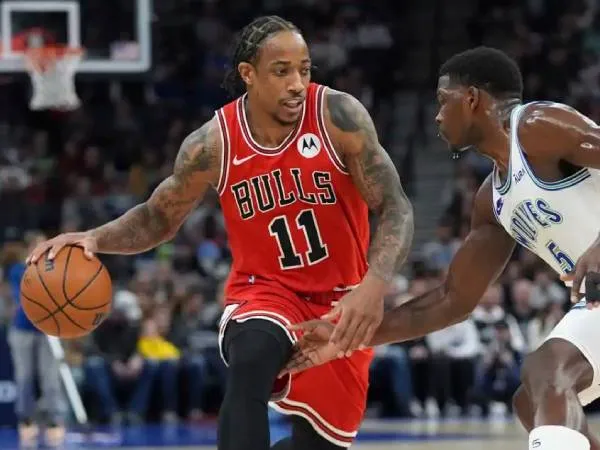 DeMar DeRozan (kiri) mencetak 27 poin saat Chicago Bulls mengalahkan Minnesota Timberwolves 109-101 pada hari Minggu (31/3). (Foto: AP)