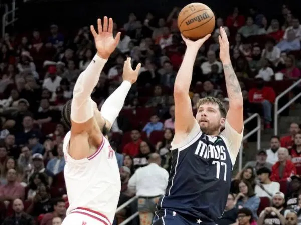 Luka Doncic (kanan) mencetak 47 poin saat Dallas Mavericks mengalahkan Houston Rockets 125-107 pada Minggu (31/3) malam. (Foto: AP)