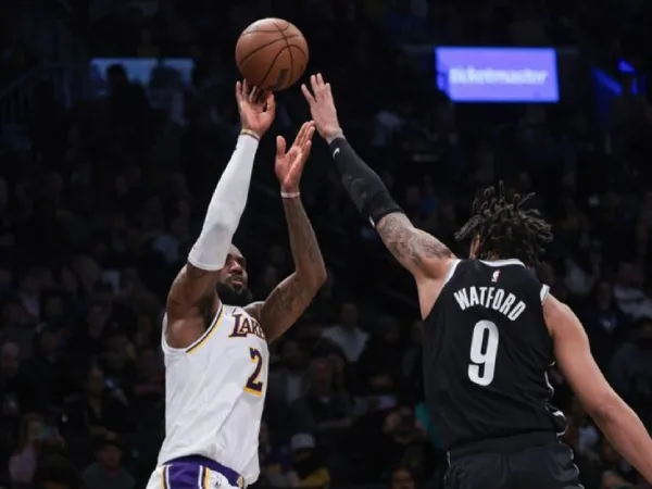 LeBron James (kiri) mencetak 40 poin saat Los Angeles Lakers menang 116-104 atas Brooklyn Nets pada Minggu (31/3) malam. (Foto: AP)