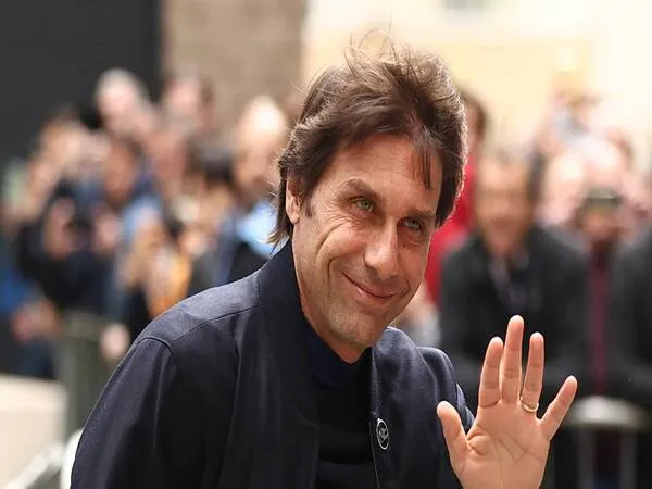 Presiden Napoli yaitu Aurelio De Laurentiis, disebut turun gunung langsung untuk mengontrak Antonio Conte sebagai manajer baru Il Partenopei / via Getty Images