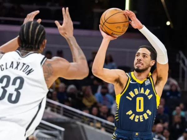 Tyrese Haliburton (kanan) mencetak 27 poin saat Indiana Pacers meraih kemenangan 133-111 atas Brooklyn Nets pada Senin (1/4) malam. (Foto: AP)