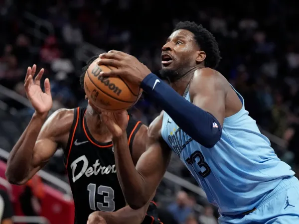 Jaren Jackson Jr (kanan) mencetak 40 poin saat Memphis Grizzlies meraih kemenangan 110-108 atas Detroit Pistons pada Senin (1/4) malam. (Foto: AP)