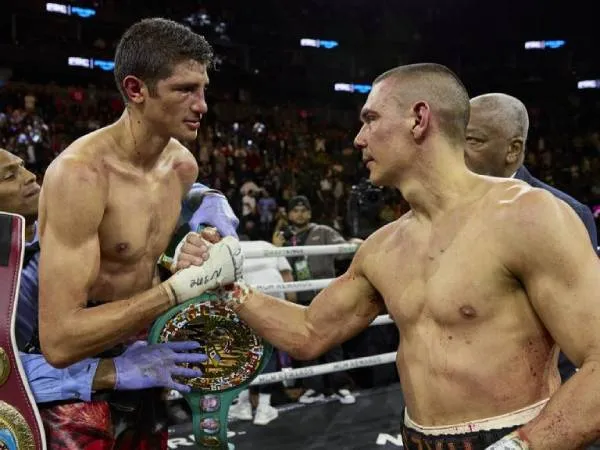 Tim Tszyu (kanan) menyalami sang pemenang Sebastian Fundora usai pertarungan. (Foto: PBC)