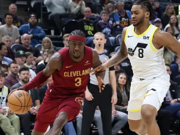Caris LeVert (kiri) mencetak 26 poin saat Cleveland Cavaliers mengalahkan Utah Jazz 129-113 pada Selasa (2/4) malam. (Foto: AP)