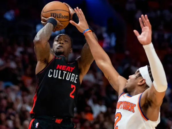 Terry Rozier (kiri) mencetak 34 poin saat Miami Heat mengalahkan New York Knicks 109-99 pada Selasa (2/4) malam. (Foto: AP)