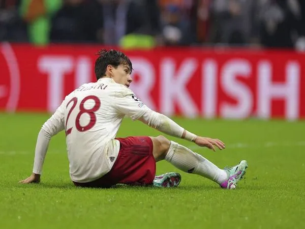 Tak mendapat tempat di tim utama, Facundo Pellistri disebut masuk dalam daftar jual MU pada bursa transfer musim panas mendatang / via Getty Images