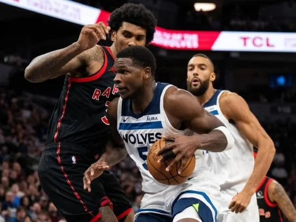 Anthony Edwards (kanan) mencetak 28 poin saat Minnesota Timberwolves mengalahkan Toronto Raptors 133-85 pada Rabu (3/4) malam. (Foto: AP)