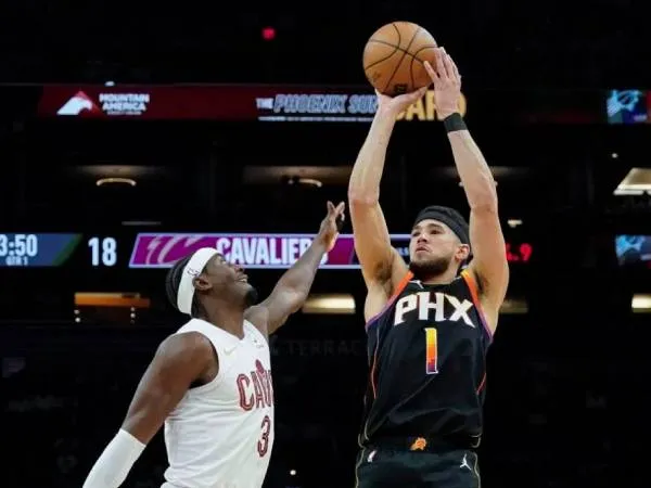 Devin Booker (kanan) mencetak 40 poin saat Phoenix Suns mengalahkan Cleveland Cavaliers 122-101 pada Rabu (3/4) malam. (Foto: AP)