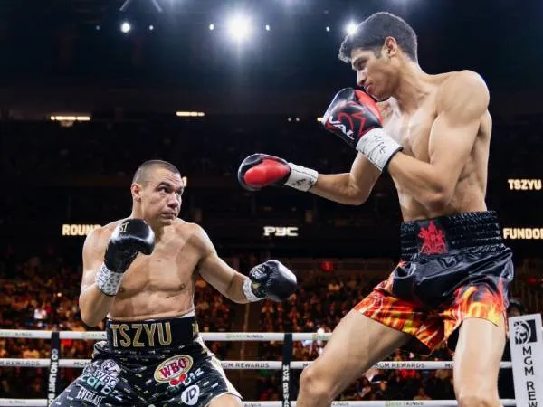 Sebastian Fundora (kanan) kalahkan Tim Tszyu di Las Vegas pada 30 Maret lalu. (Foto: Ring TV)