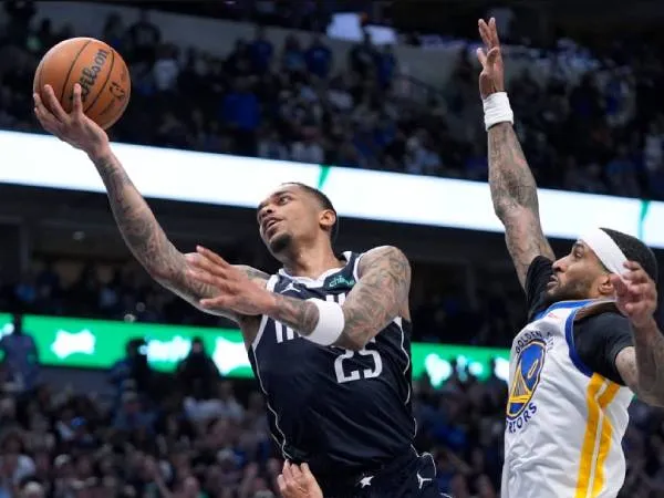 P.J. Washington (kiri) mencetak 32 poin saat Dallas Mavericks mengalahkan Golden State Warriors 108-106 pada Jumat (5/4) malam. (Foto: AP)