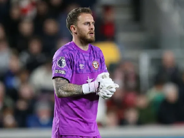 Penjaga gawang Brentford, Mark Flekken