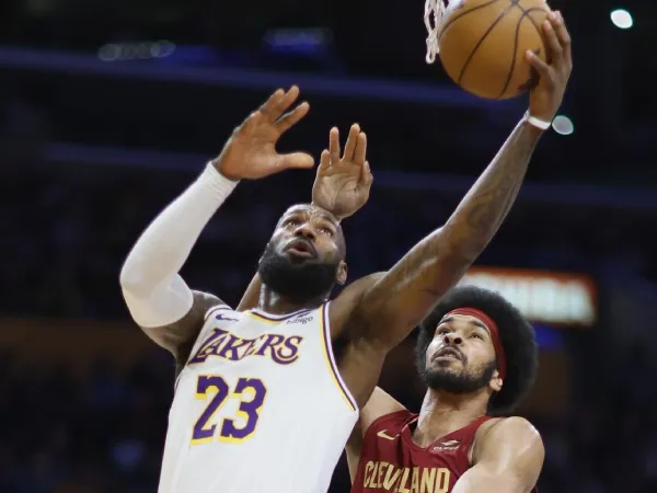 LeBron James (kiri) mencetak 24 poin saat Los Angeles Lakers menang 116-97 atas Cleveland Cavaliers pada hari Sabtu (6/4). (Foto: AP)