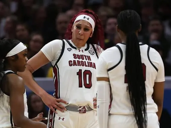 Kamilla Cardoso (tengah) adalah center berpostur 6-kaki-7 inci yang menjadi titik fokus di kedua ujung lapangan bagi South Carolina. (Foto: AP)