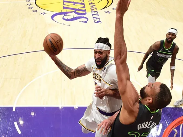 Anthony Davis Alami Cedera Mata Saat Lakers Dikalahkan T-wolves