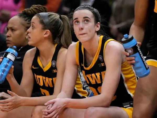 Caitlin Clark (kanan) terlihat di akhir-akhir pertandingan final NCAA putri 2024 melawan South Carolina. (Foto: AP)