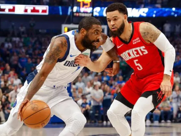 Kyrie Irving (kiri) mencetak 48 poin saat Dallas Mavericks menang 147-136 atas Houston Rockets pada hari Minggu (7/4). (Foto: AP)
