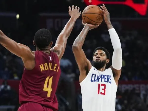 Paul George (kanan) mencetak 39 poin saat Los Angeles Clippers mengalahkan Cleveland Cavaliers 120-118 pada hari Minggu (7/4). (Foto: AP)