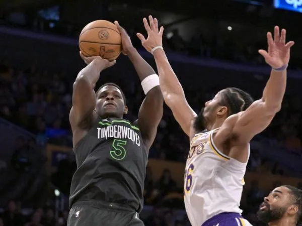 Anthony Edwards (kiri) mencetak 26 poin saat Minnesota Timberwolves menang 127-117 atas Los Angeles Lakers pada Minggu (7/4) malam. (Foto. AP)