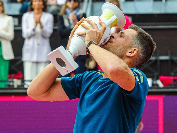 Hubert Hurkacz Amankan Gelar Clay-Court Pertama Di Estoril