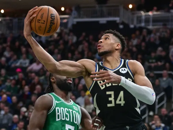 Giannis Antetokounmpo mencetak 15 ppoin sebelum cedera di kuarter ketiga saat Milwaukee Bucks mengalahkan Boston Celtics 104-91 pada Selasa (9/4). (Foto: AP)