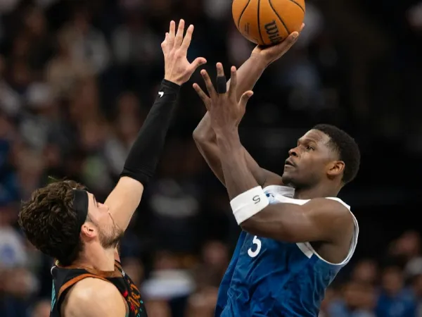 Anthony Edwards (kanan) mencetak 51 poin saat Minnesota Timberwolves mengalahkan Washington Wizards 130-121 pada Selasa (9/4) malam. (Foto: AP)