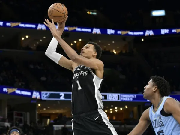 Victor Wembanyama (kiri) mencetak 18 poin saat San Antonio Spurs mengalahkan Memphis Grizzlies 102-87 pada Selasa (9/4) malam. (Foto: AP)