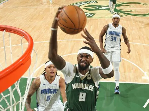 Bobby Portis (kanan) mencetak 30 poin saat Milwaukee Bucks mengalahkan Orlando Magic 117-99 pada Rabu (10/4) malam. (Foto: AP)