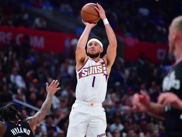 Devin Booker mencetak 37 poin saat Phoenix Suns mengalahkan Los Angeles Clippers 124-108 pada Rabu (10/4) malam. (Foto: AP)