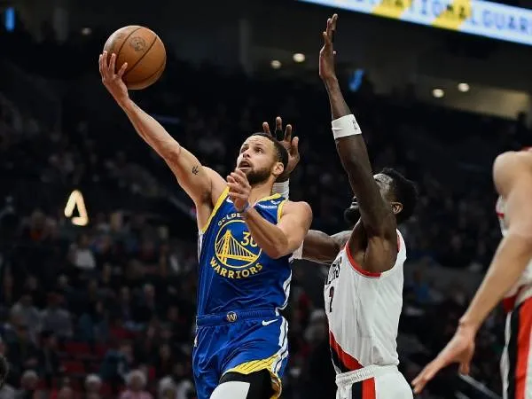 Stephen Curry (kiri) mencetak 22 poin saat Golden State Warriors menang 100-92 atas Portland Trail Blazers pada Kamis (11/4) malam. (Foto: AP)