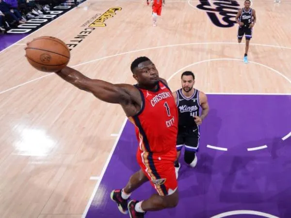 Zion Williamson mencetak 31 poin saat New Orleans Pelicans mengalahkan Sacramento Kings 135-123 pada Kamis (11/4) malam. (Foto: AP)