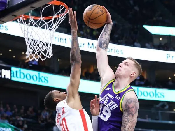 Luka Samanic (kanan) mencetak 22 poin saat Utah Jazz menang 124-121 atas Houston Rockets pada Kamis (11/4) malam. (Foto: AP)
