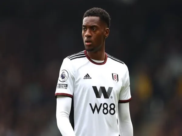 Bek tengah incaran Tottenham