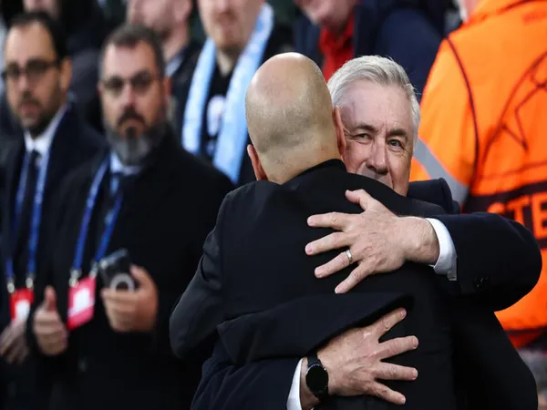 Carlo Ancelotti mengungkap apa yang ia sampaikan ke Pep Guardiola, usai Real Madrid menyingkirkan Manchester City di babak perempat final Liga Champions / via Getty Images