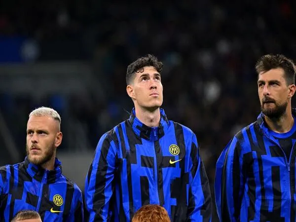 Alessandro Bastoni (tengah) diberitakan menjadi satu dari dua penggawa Inter Milan yang menjadi rebutan Real Madrid dan PSG di bursa transfer musim panas 2024 / via Getty Images