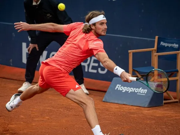Stefanos Tsitsipas Depak Roberto Carballes Baena Demi Perempatfinal Di Barcelona