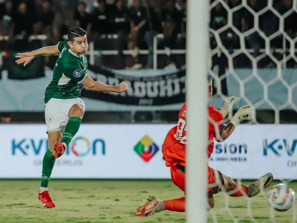 Gelandang PSS Sleman, Esteban Vizcarra saat menghadapi Dewa United FC