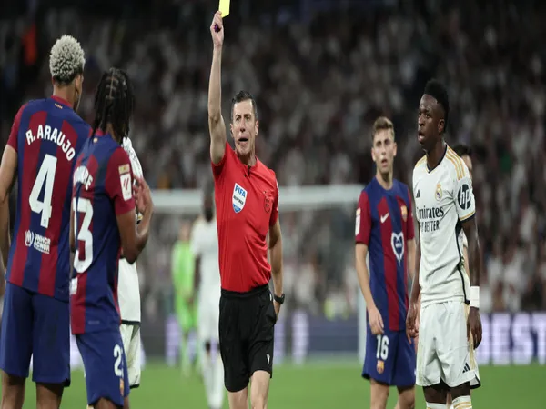 Xavi Herandez keluhkan kepemimpinan wasit Cesar Soto Grado, yang dianggapnya telah merampok kemenangan Barcelona atas Real Madrid dini hari tadi (22/4) / via Getty Images