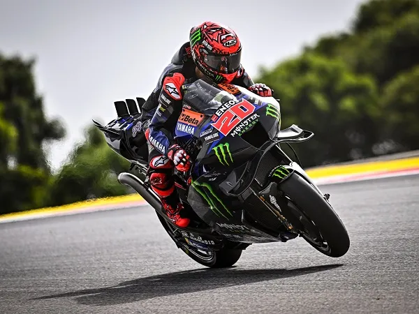 Dani Pedrosa ingatkan Fabio Quartararo agar tak mengeluh lagi soal motor.