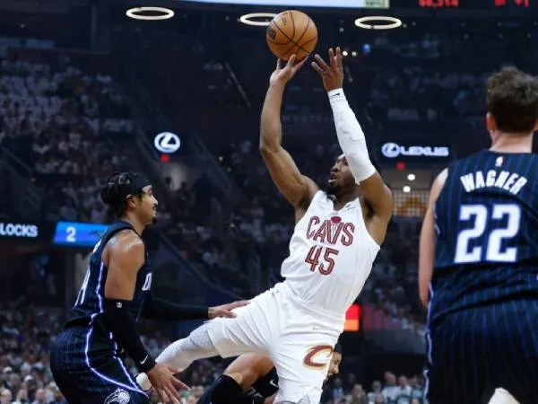 Donovan Mitchell (tengah) mencetak 23 poin saat Cleveland Cavaliers mengalahkan Orlando Magic 96-86 pada Senin (22/4) malam untuk memimpin 2-0 dalam seri playoff putaran pertama Wilayah Timur. (Foto: AP)