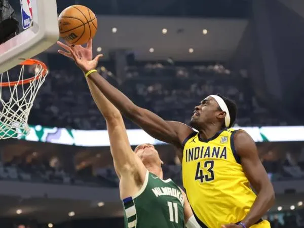 Pascal Siakam (kanan) mencetak 37 poin saat Indiana Pacers mengalahkan Milwaukee Bucks 125-108 pada Selasa (23/4) malam untuk menyamakan skor 1-1 di seri playoff putaran pertama Wilayah Timur. (Foto: AP)