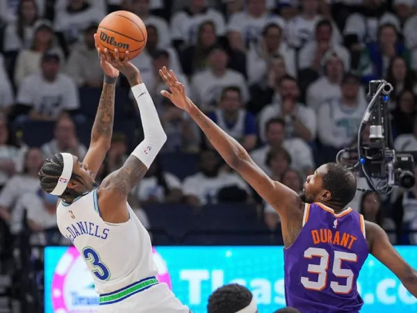 Jaden McDaniels (kiri) mencetak 25 poin saat Minnesota Timberwolves menang 105-93 atas Phoenix Suns pada Selasa (23/4) malam untuk unggul 2-0 dalam seri playoff putaran pertama Wilayah Barat. (Foto: AP)