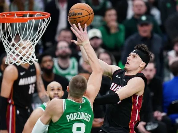 Tyler Herro (kanan) mencetak 24 poin dan 14 assist saat Miami Heat meraih kemenangan 111-101 atas Boston Celtics dan menyamakan skor 1-1 di seri playoff putaran pertama Wilayah Timur. (Foto: AP)