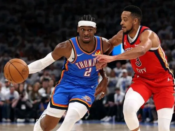 Shai Gilgeous-Alexander (kiri) mencetak 33 poin saat Oklahoma City Thunder mengalahkan New Orleans Pelicans 124-92 pada Rabu (24/4) malam untuk memimpin 2-0 dalam seri playoff putaran pertama Wilayah Barat. (Foto: AP)