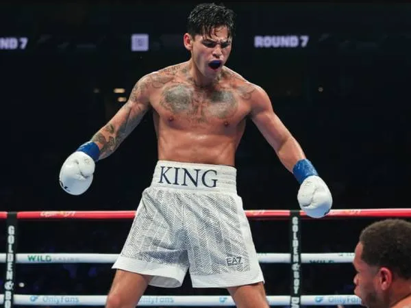 Ryan Garcia terlihat jauh lebih besar di atas ring saat menghadapi Devin Haney. (Foto: Ring TV)
