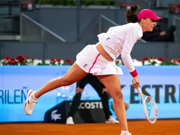 Hanya Kehilangan Dua Game, Iga Swiatek Tembus Babak 16 Besar Di Madrid