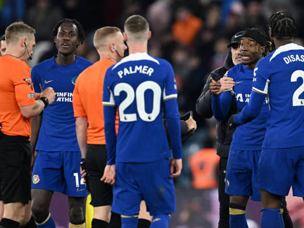 Gol Chelsea Dianulir, Noni Madueke Berteriak di Hadapan Wasit Craig Pawson